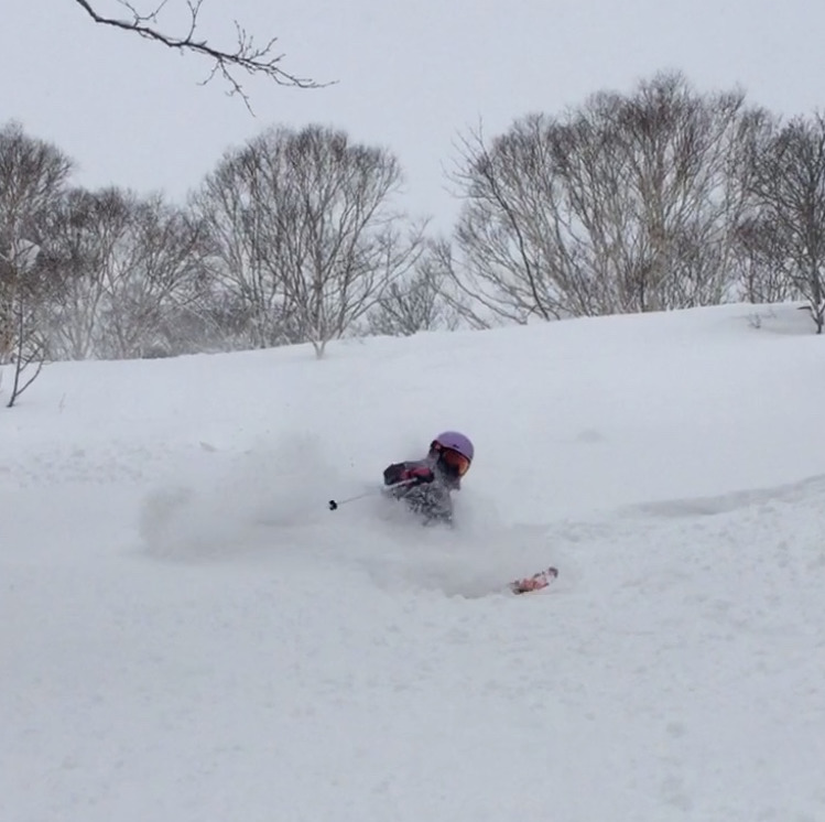 Samantha skies powder snow in Niseko