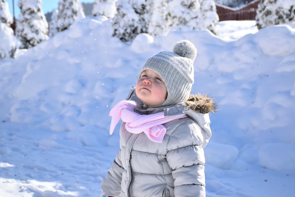 Children must be dressed warmly in the snow