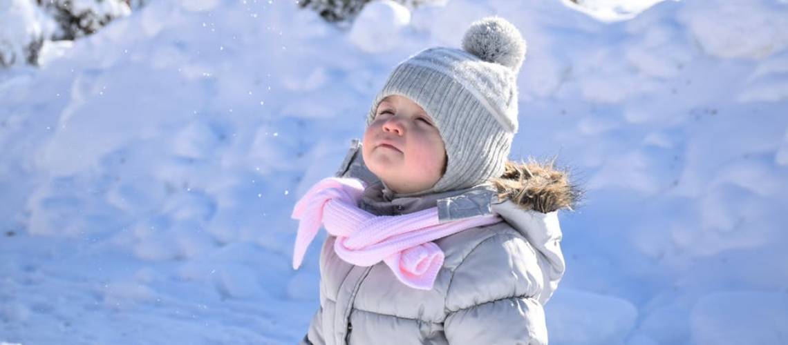 Children must be dressed warmly in the snow